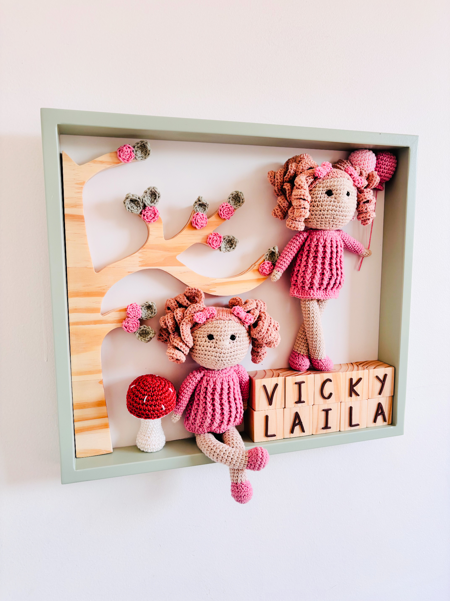 quadro-vicky-laila-bonecas-no-jardim